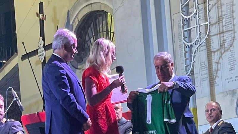 Donata una maglia dell’Avellino al Ministro Piantedosi, D’Agostino: “Sempre vicino alla squadra”