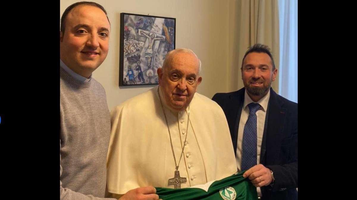Papa Francesco firma e benedice la maglia dell'Avellino. D'Agostino: "Ispirazione per tutti noi"