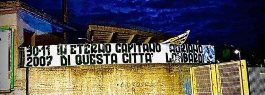 La Curva Sud ricorda Adriano Lombardi: "In eterno capitano di questa città"
