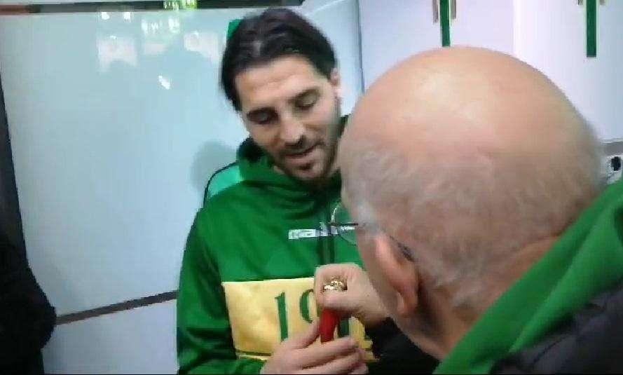 VIDEO - Un tifoso regala un corno anti jella a Patierno allo store