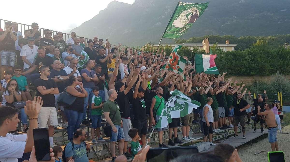 VIDEO - Curva Sud tra incitamenti e contestazioni: cori contro Maniero, Aloi e Scognamiglio