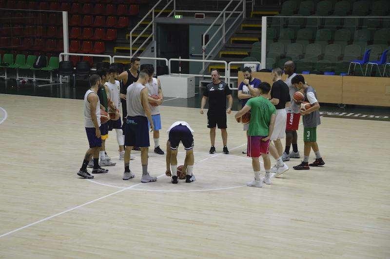 Basket - Altro tracollo per la Scandone, Ruvo affonda i lupi  95-55