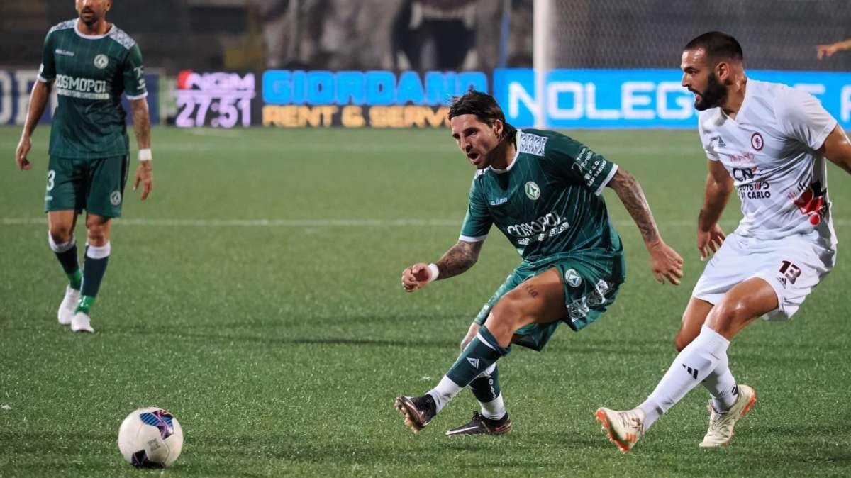 Benevento-Avellino 0-1, fine primo tempo: Ghidotti salva, Patierno segna