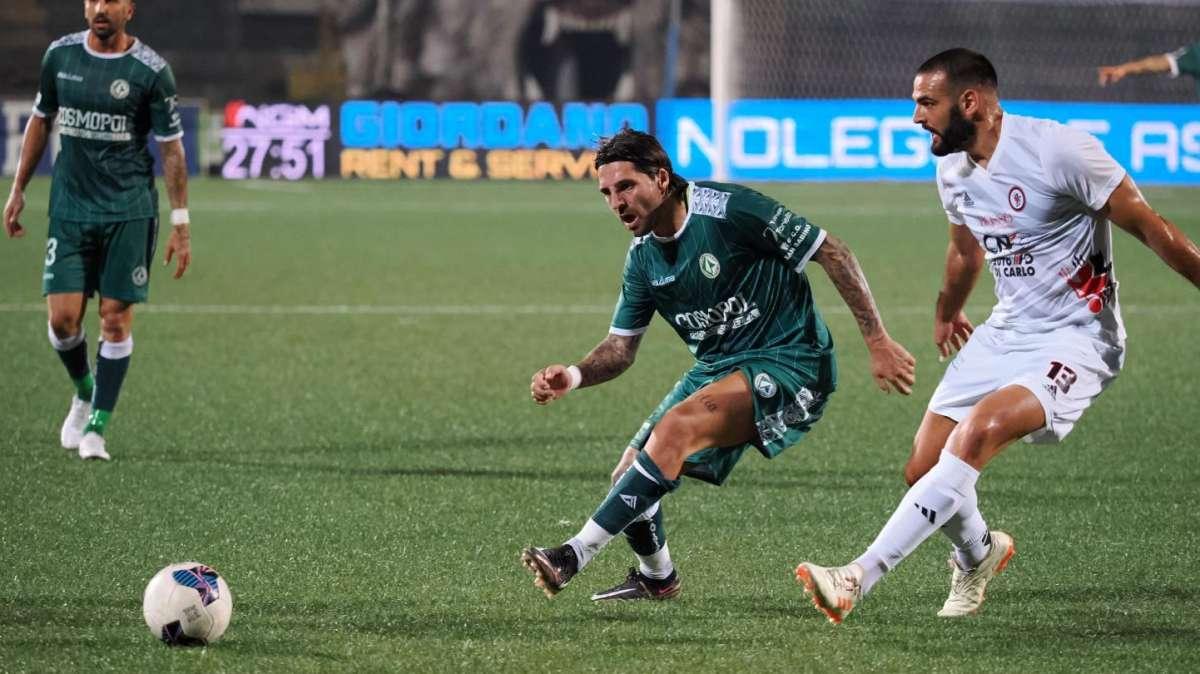 Maledizione Partenio-Lombardi: il Sorrento (in 10 dal 20') beffa l'Avellino. Primo posto a -7