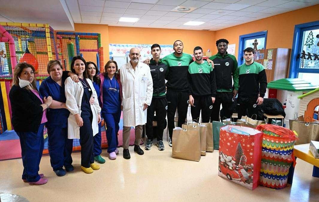 Una delegazione dell'Avellino Basket in visita al reparto di pediatria del San Giuseppe Moscati 