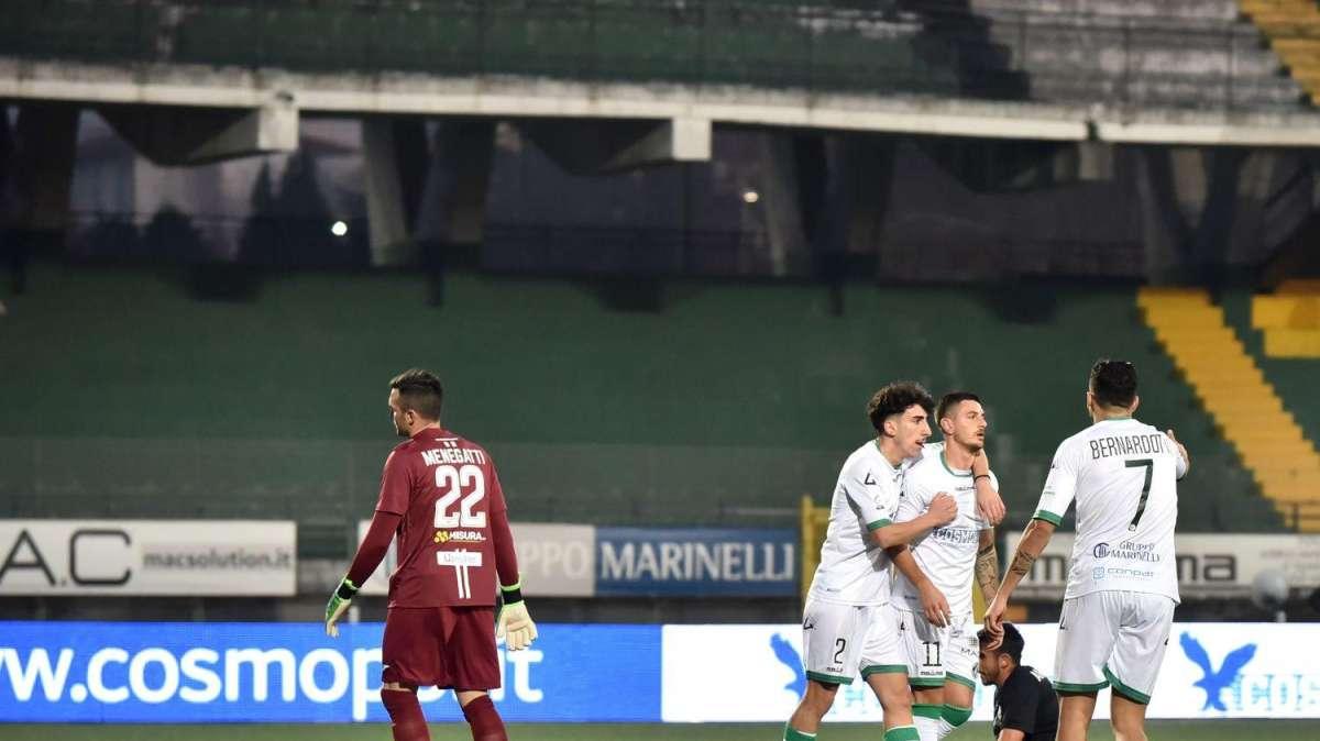 CdS - Bari travolgente, Avellino flop