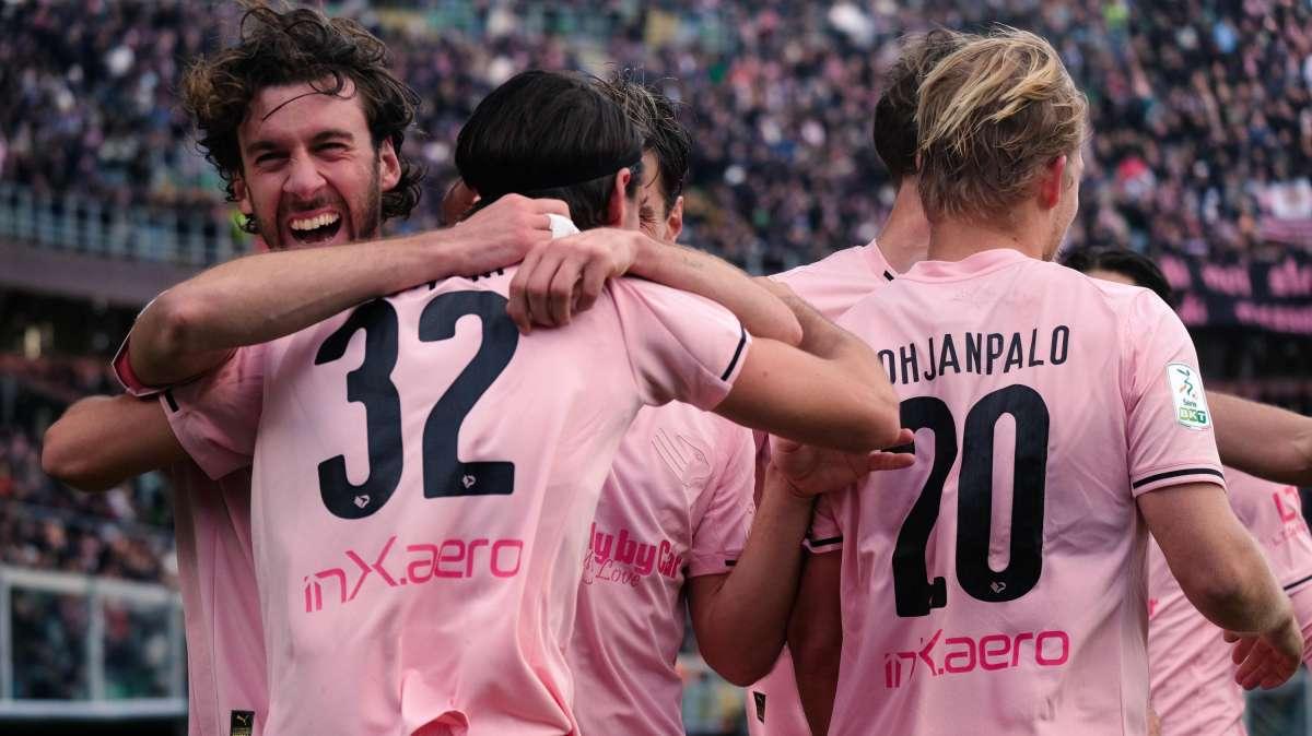 FISCHIO FINALE - L'Avellino non demerita ma non segna: Izzo complica tutto e i rosanero vincono 2-0