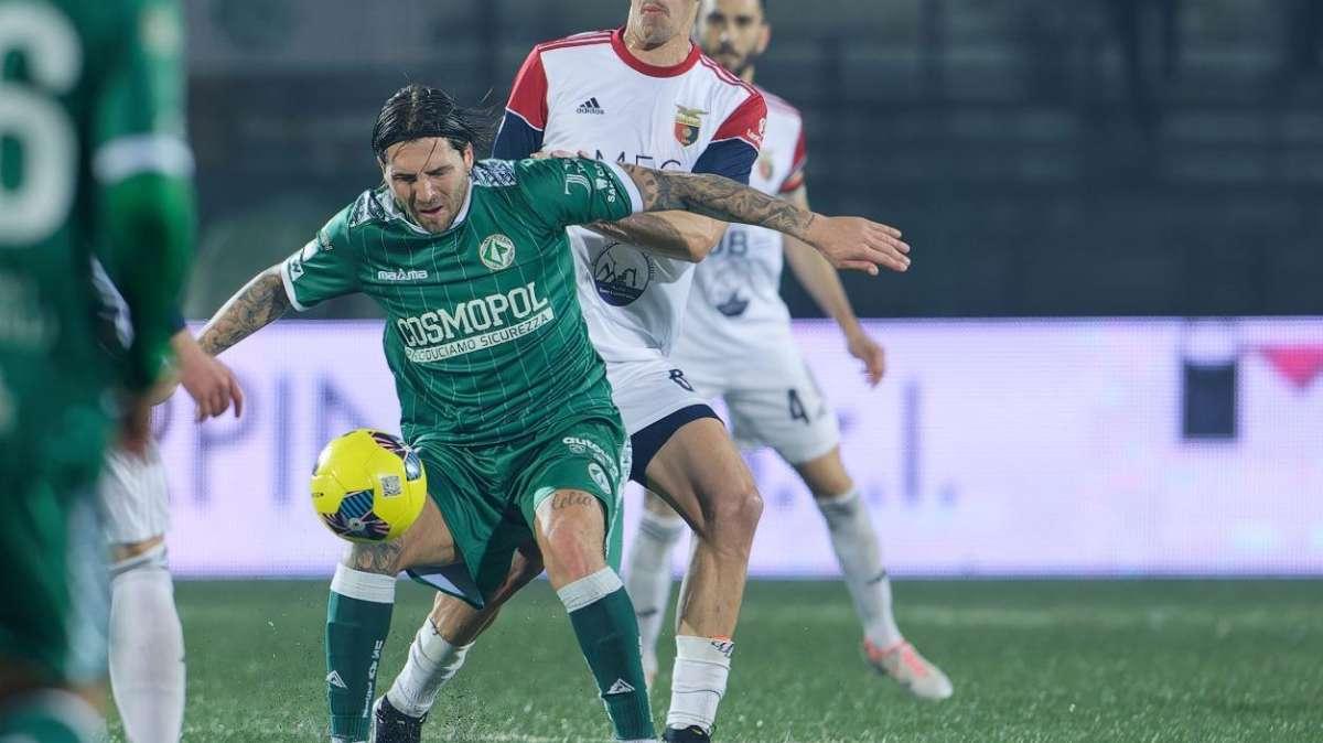 Monterosi-Avellino 0-1, fine primo tempo: il risultato sta stretto ai lupi, Patierno gol e ko
