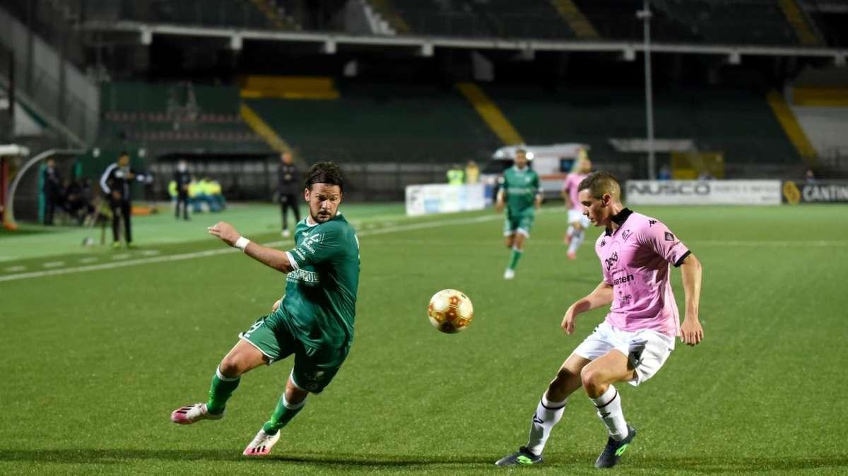 GdS: "Padova, scatto Kresic. Poi l'Avellino rimedia. Scintille tra i tecnici". Pane e Maniero i migliori