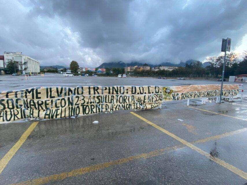 Al Partenio uno striscione per il presidente D'Agostino: "E' come il vino irpino, docg..." 