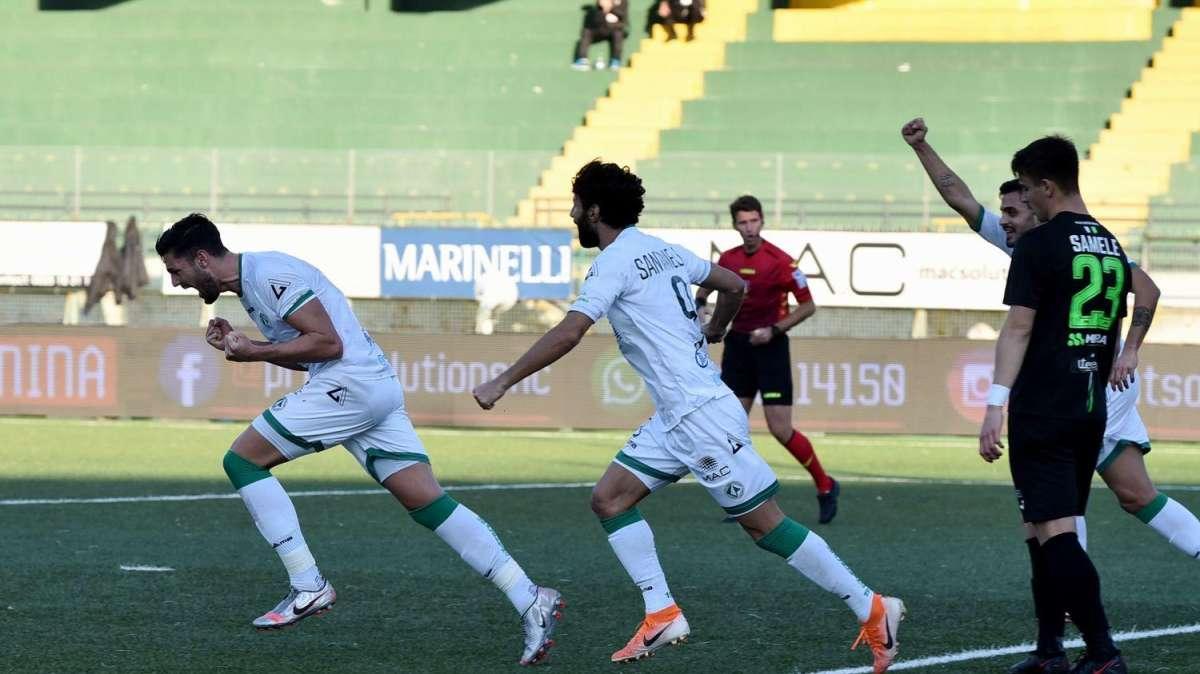 CdS: "Un palermitano spinge l'Avellino. D'Angelo regala i quarti a Braglia". Voti alti in pagella