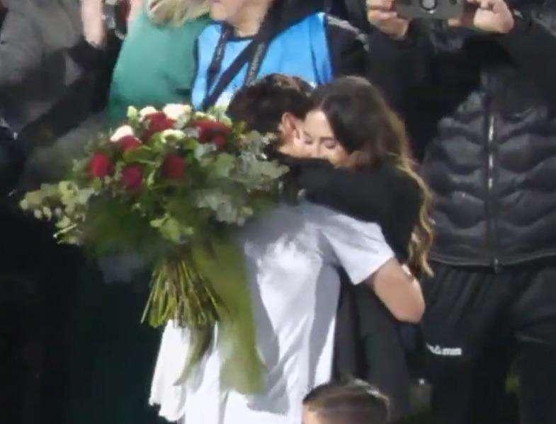 FOTO - Proposta di matrimonio di Patrick Enrici a fine partita