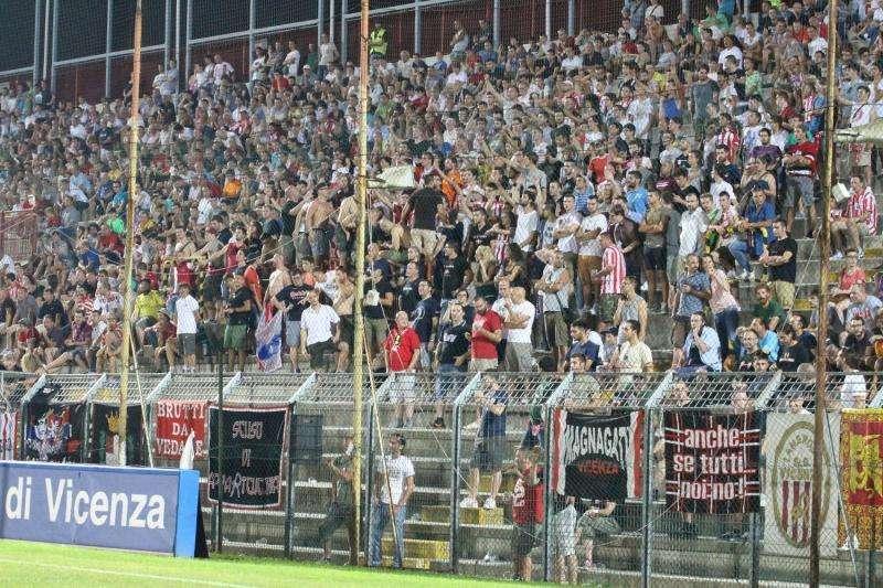 "Benvenuti in Italia" e assalto alla navetta, questa l'accoglienza dei vicentini