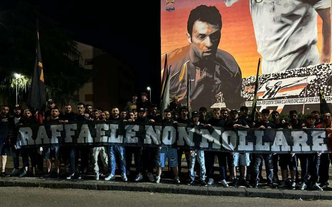 Anche la Curva Sud del Benevento vicina a Raffaele: "Non mollare"