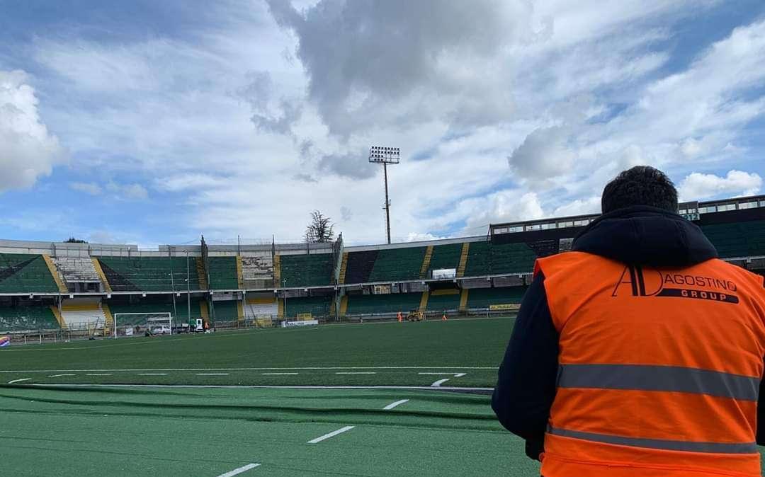 Avellino, due squadre a lavoro: calciatori in campo, operai sugli spalti