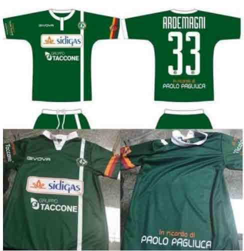 Max Taccone mostra su instagram le maglie celebrative dell'amichevole che non si farà