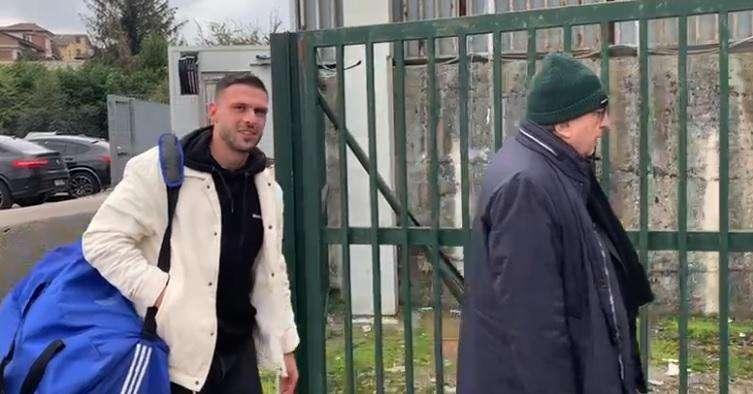 FOTO - Liotti si allena al Partenio-Lombardi: l'arrivo al campo accompagnato da Perinetti