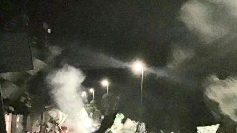 Abbraccio collettivo squadra-tifosi alla porta Carraia