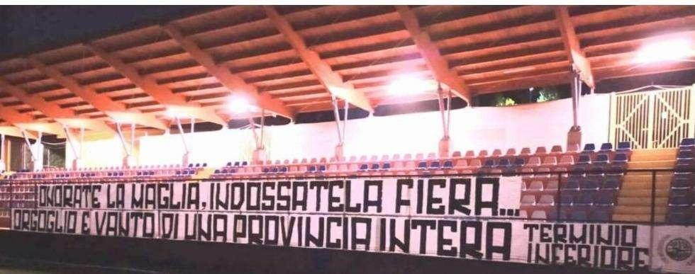 "Onorate la maglia, indossatela fiera", a Sturno spunta uno striscione dei tifosi biancoverdi