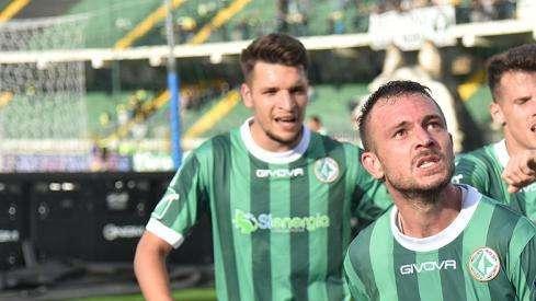 Un autogol per tornare a respirare, ma i problemi restano