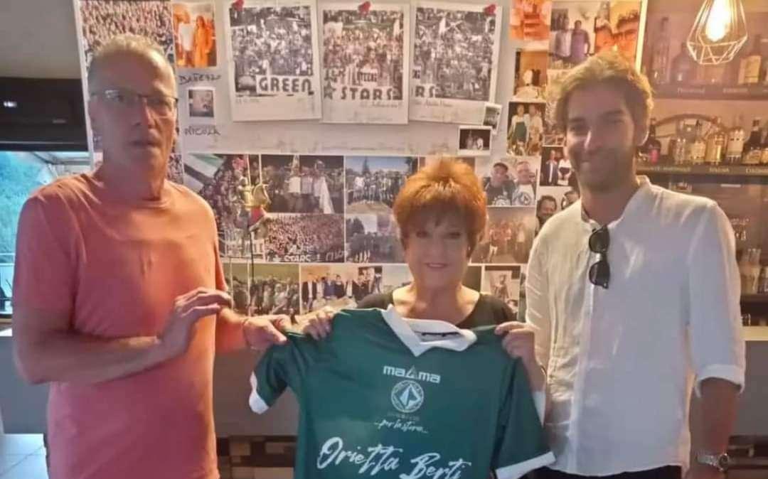 FOTO - Mario Dell'Anno regala una maglia dell'Avellino a Orietta Berti