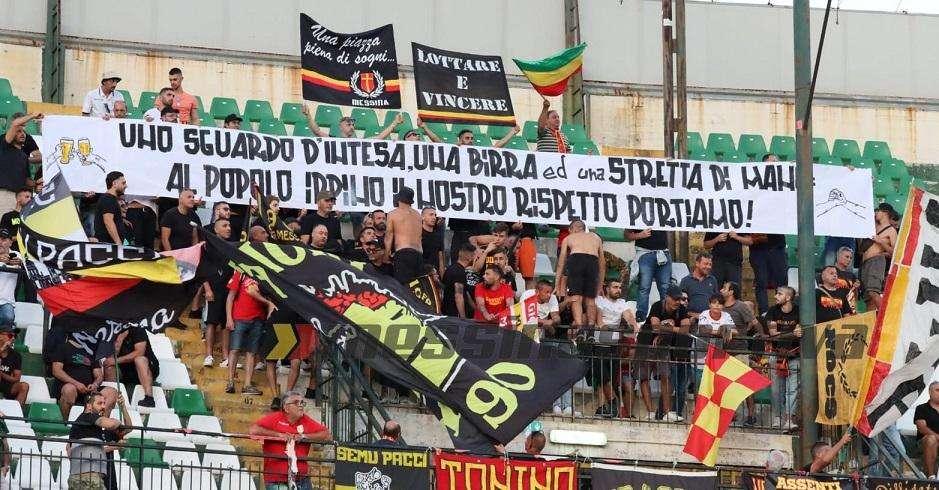 Lo striscione dei tifosi del Messina: "Al popolo irpino portiamo rispetto"