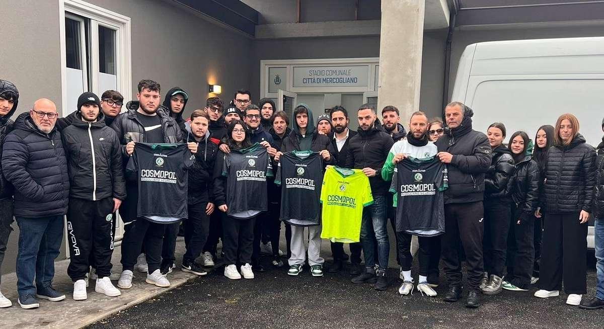 Avellino, una delegazione regala 11 magliette alla famiglia Bembo e agli amici di Roberto