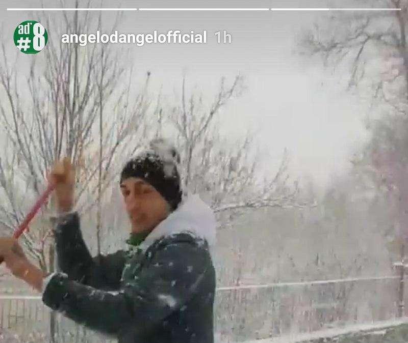 La neve sorprede i calciatori e Migliorini "aiuta" D'Angelo
