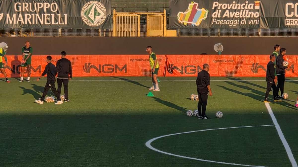 Avellino, nel pomeriggio riprende la preparazione: coperta lunga per Biancolino, rientra Palmiero