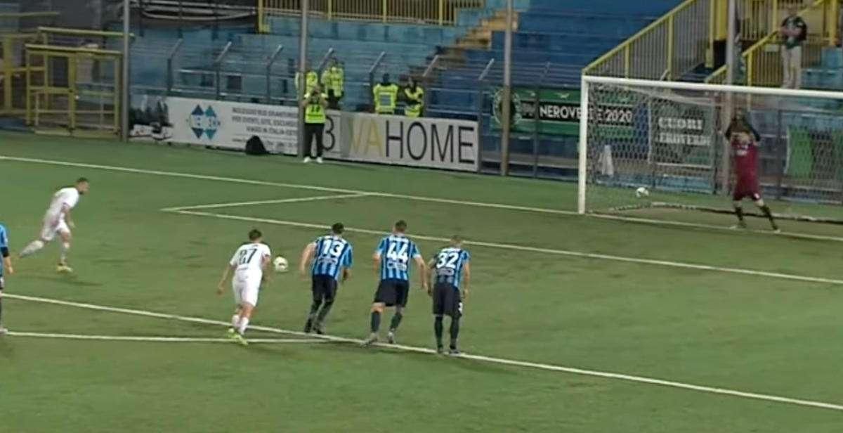 Il Pordenone vince a Lecco grazie a un rigore contestato: il presidente di casa entra in campo