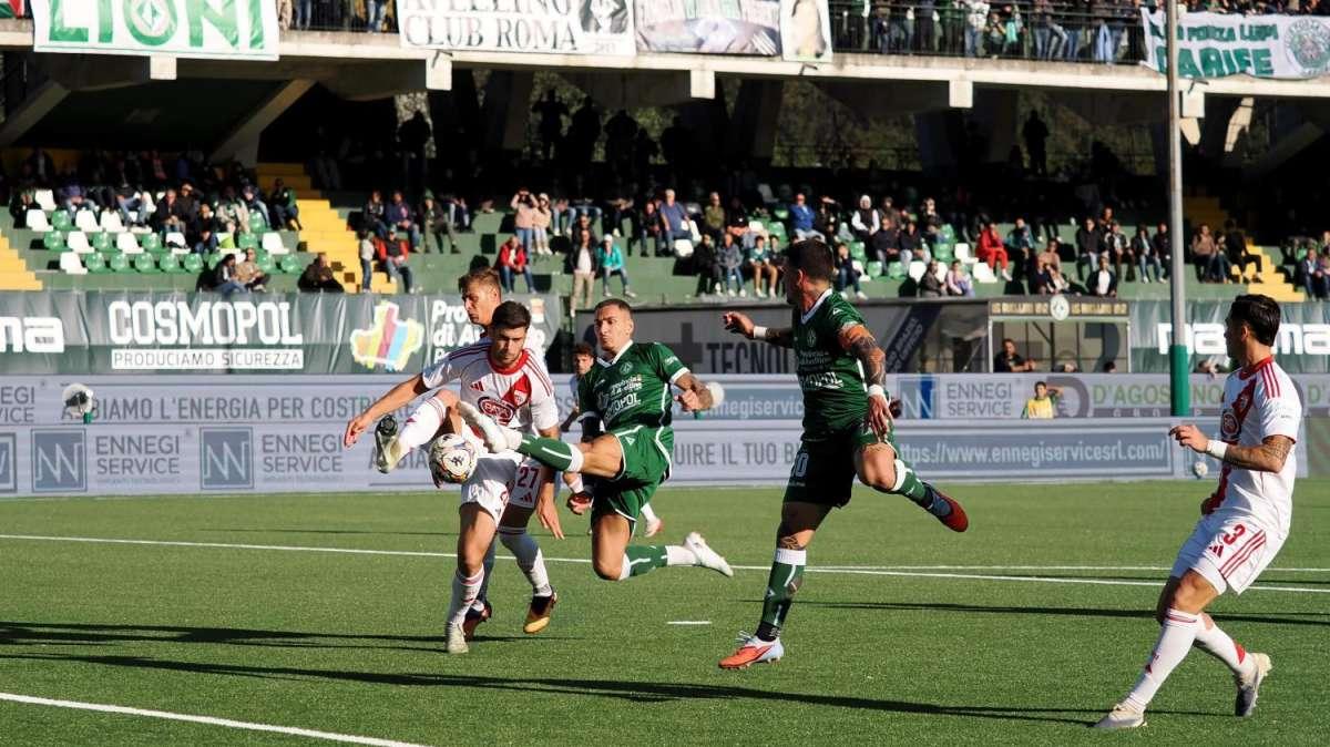 Avellino-Spezia 0-0, fine primo tempo: i lupi ci provano, ma Palmiero rischia di rovinare tutto