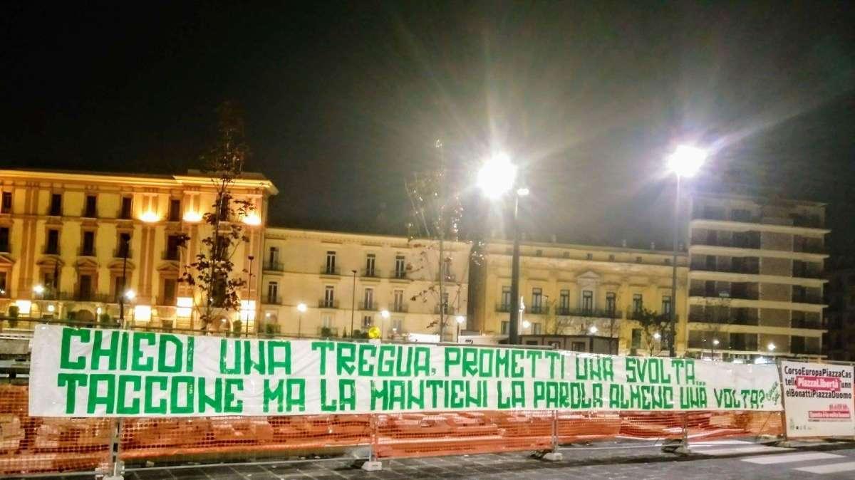 E in Piazza Libertà spunta uno striscione anti-Taccone: "La mantieni la parola almeno una volta?"