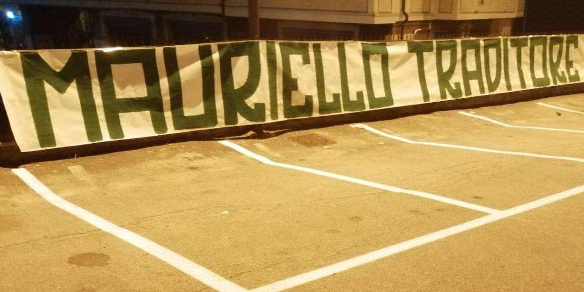 Striscione contro Mauriello nella notte