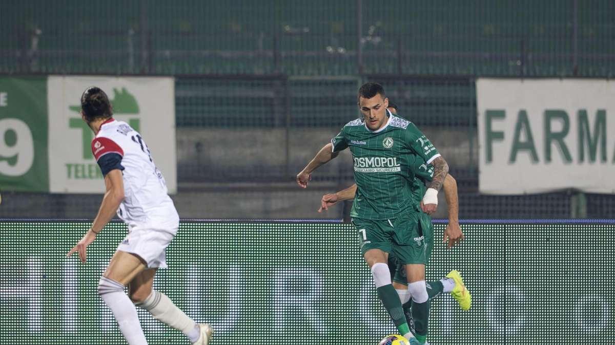 Avellino-Benevento 1-0, le pagelle: Sgarbi stende la Strega, De Cristofaro brilla, bene Ghidotti e Cionek