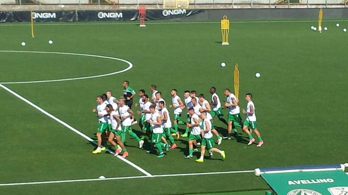 Avellino, al via il primo allenamento: applausi e incoraggiamenti per i biancoverdi