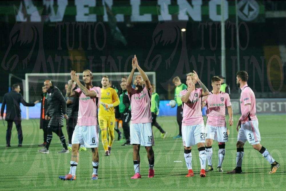 Accendino lanciato sul terreno di gioco, colpito calciatore del Palermo: 5000 euro di multa all'Avellino
