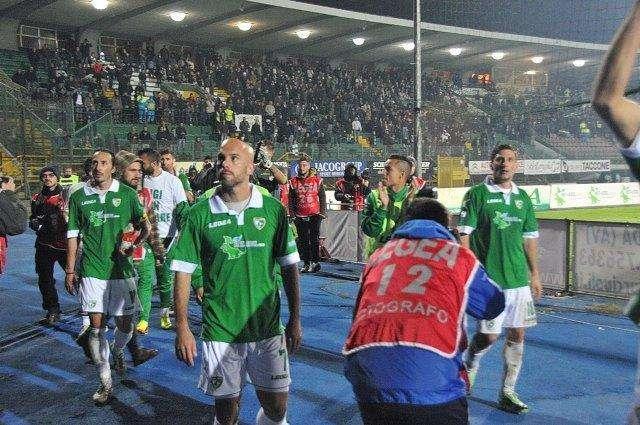 Crotone-Avellino 3-2: troppi tre gol in 45', buona la reazione nella ripresa. Lupi vivi più che mai