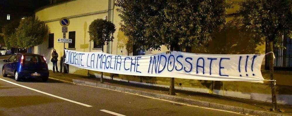 Como, protesta dei tifosi alla festa di Natale