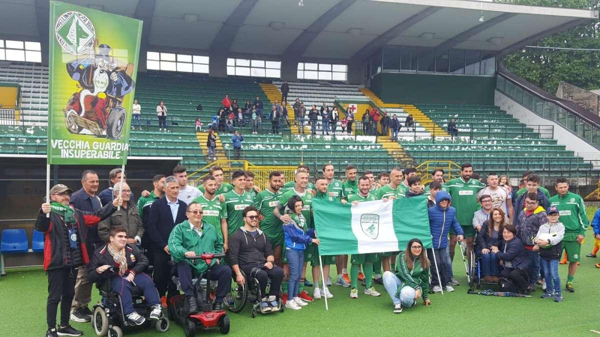 Avellino, al Partenio-Lombardi l'abbraccio tra i Biancoverdi Insuperabili e i calciatori
