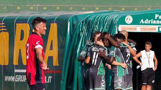 Max Taccone negli spogliatoi per un confronto con squadra e tecnico