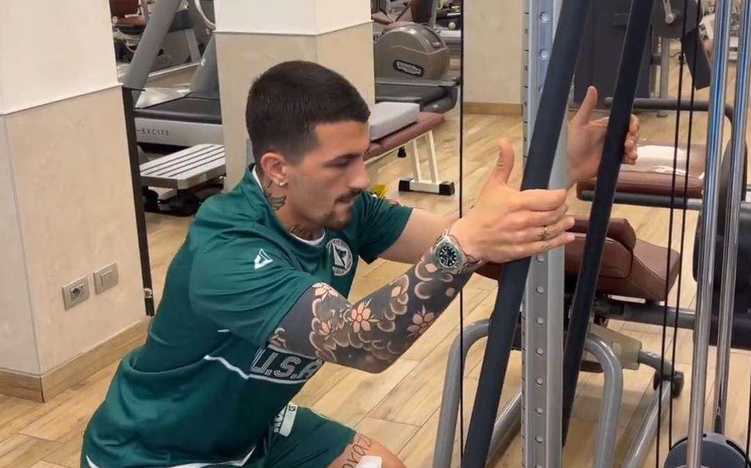 L'esempio di Russo: compagni in vacanza, lui si allena in palestra dopo l'operazione