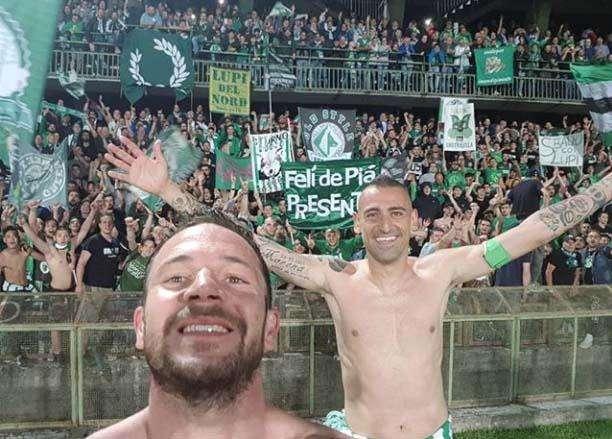 D'Angelo scatenato sui social: selfie e poi canti nel bus di ritorno da Terni
