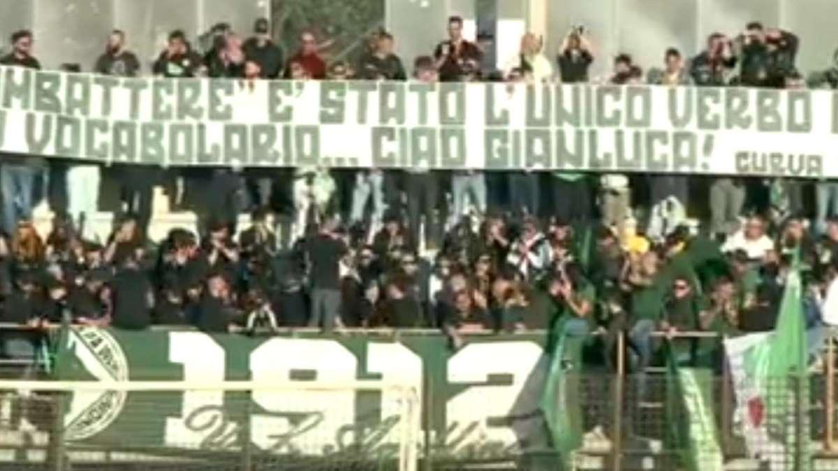 Lo striscione della Curva Sud Avellino per Vialli: "Combattere è stato l'unico verbo del tuo vocabolario. Ciao Gianluca"