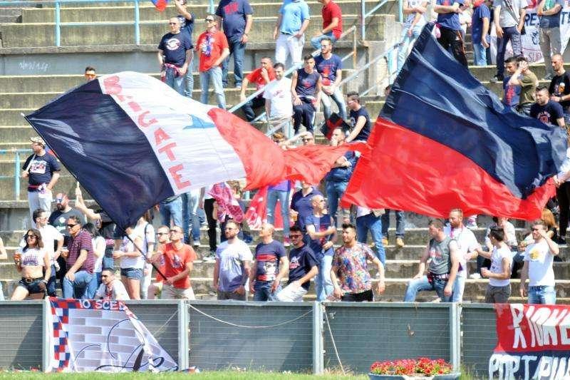 Scontri tra ultrà prima del match