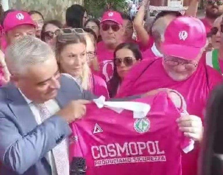 VIDEO - Avellino al fianco della Camminata Rosa. Donata una maglia speciale al dott. Iannace
