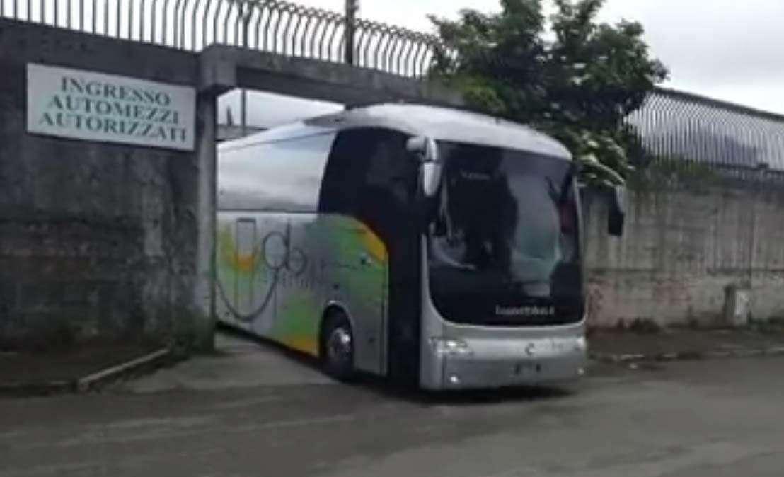 FOTO - Partito il bus che porterà l'Avellino in ritiro