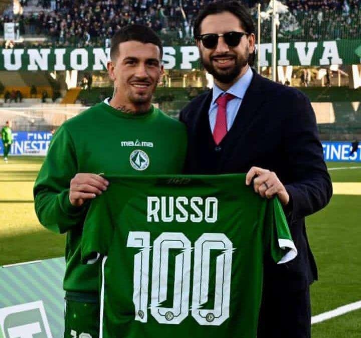 Raffaele Russo festeggia le 100 presenze con l'Avellino. L'omaggio del club biancoverde