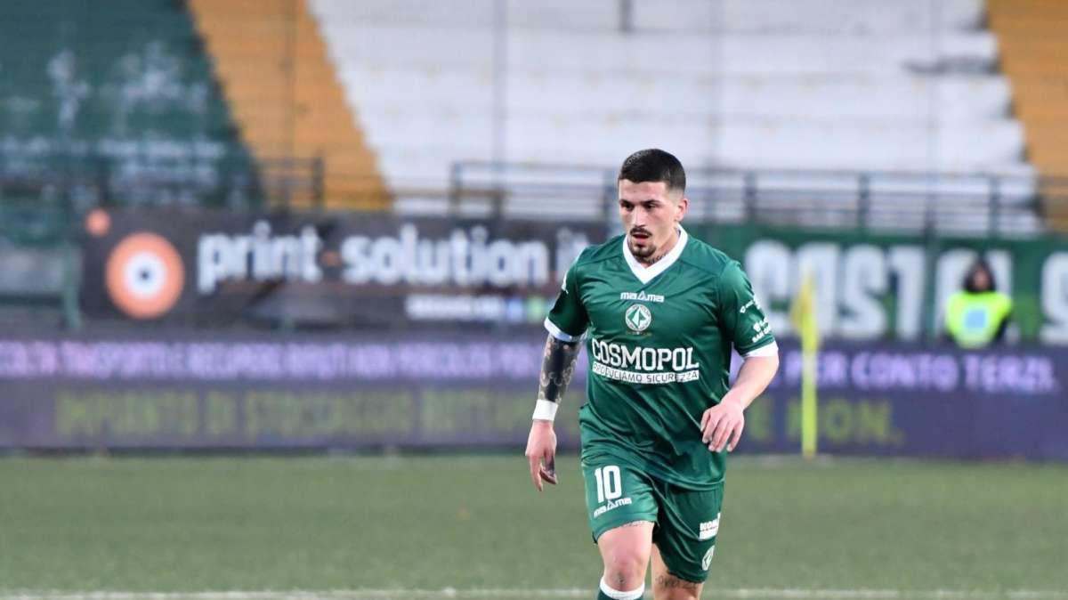 Juve Stabia-Avellino 1-0, fine primo tempo: lupi impalpabili. Forza Russo!