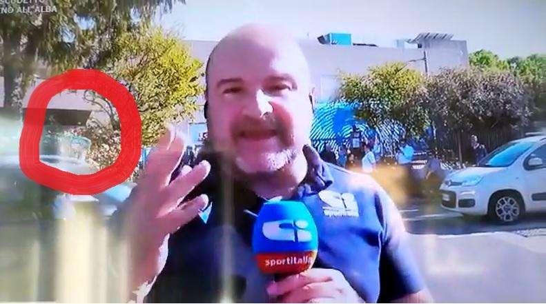 A Udine è tutto pronto per la festa del Napoli. Ma tra tanto azzurro spunta una sciarpa dell'Avellino