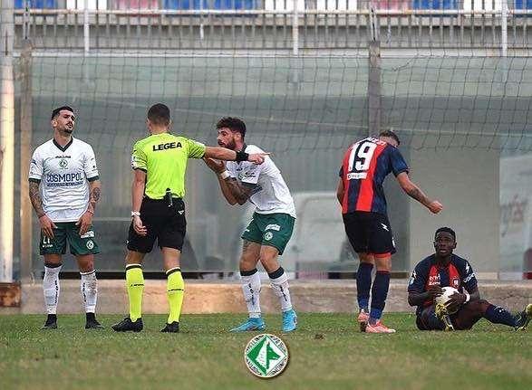 Catanzaro-Avellino 1-1, fine primo tempo: i lupi spaventano la capolista, poi il solito errore individuale